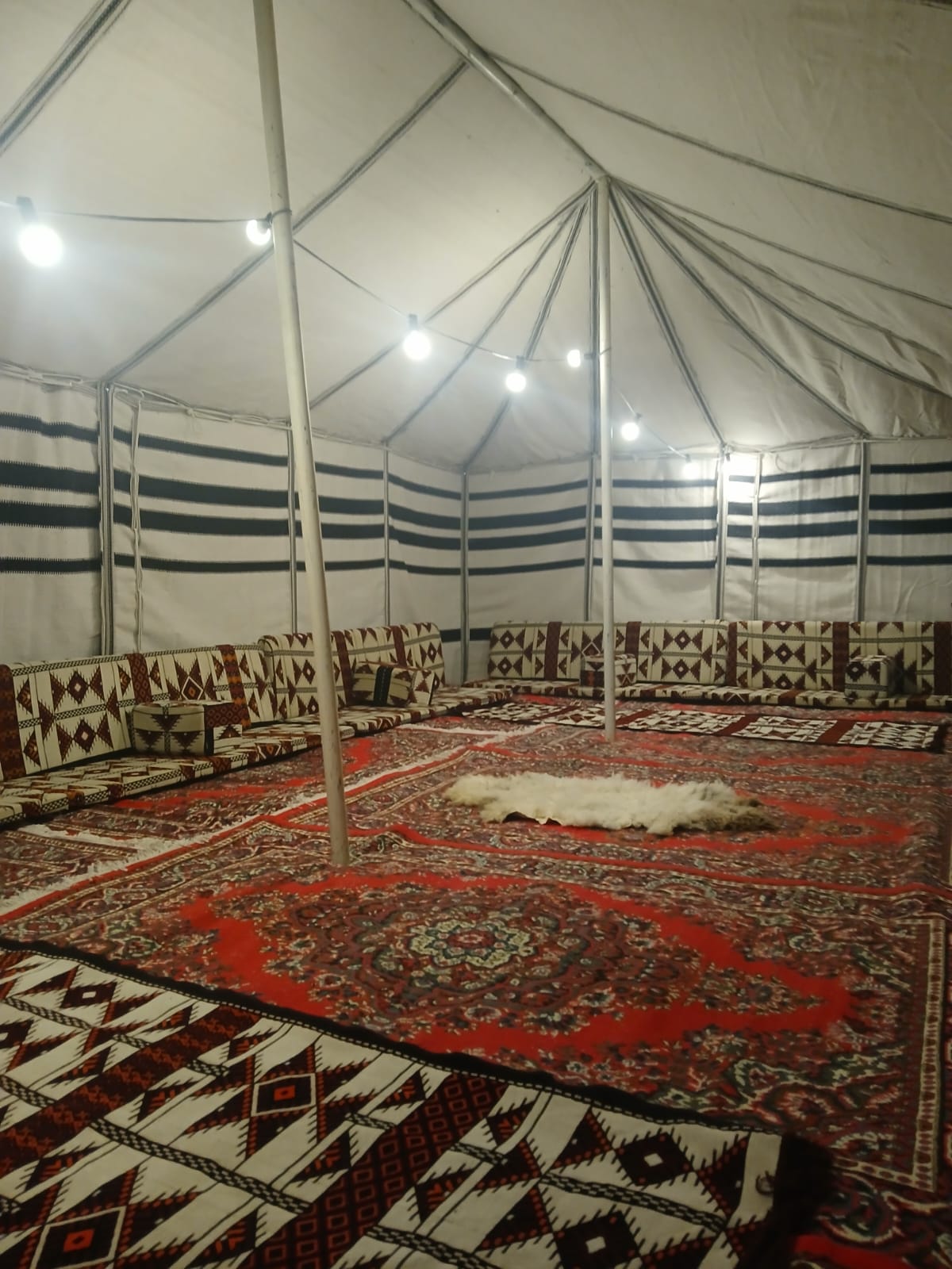 خيام كبيرة